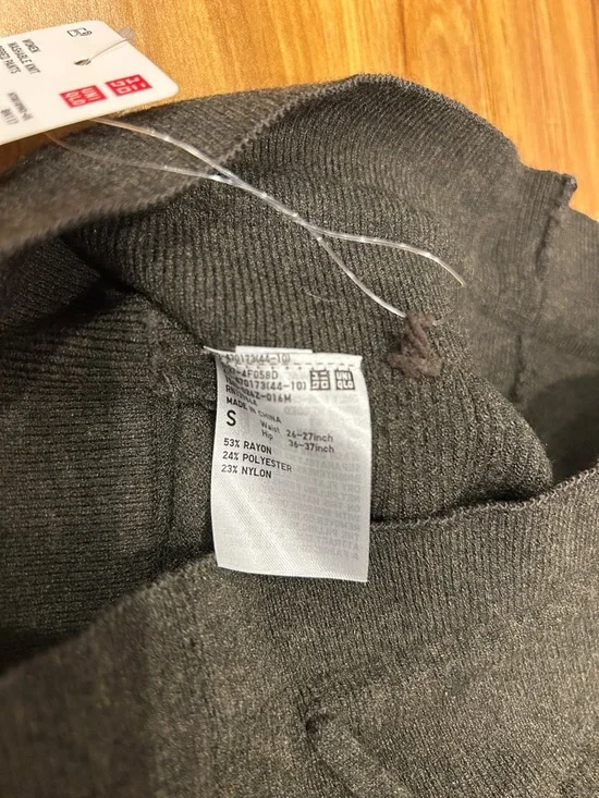 Uniqlo Black Straight-Leg Knit Pants - Picture 8 of 9